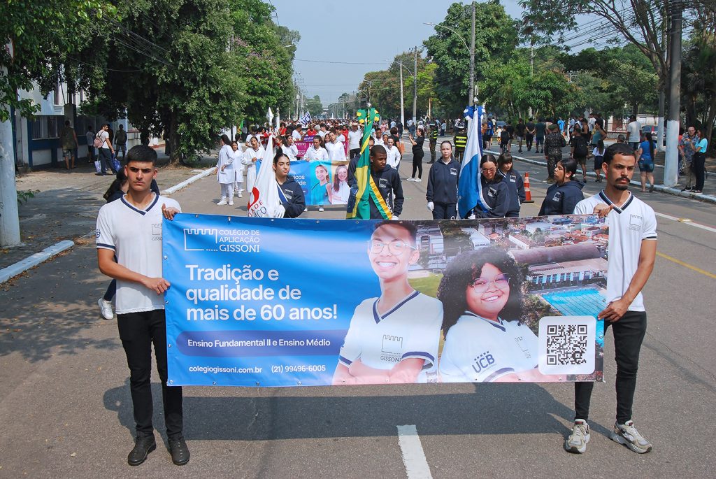 Alunos do Gissoni abrem o desfile do Centro Educacional Realengo, seguidos pelas turmas de Educação Física e Direito da UCB – Foto: Divulgação/UCB